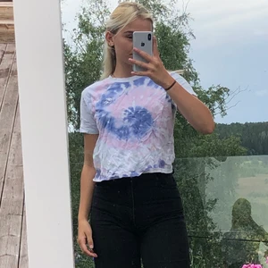 Hollister tröja med häftigt tryck  - Snygg t-shirt med häftigt tryck från hollister. Använd fåtal gånger. 