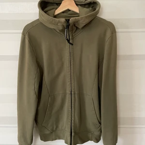Cp company hoodie Strl S - Cp company zip up hoodie i bra skick. Storlek Small, för fler bilder eller likande skriv pm. Bud från 800kr, bin 1250kr