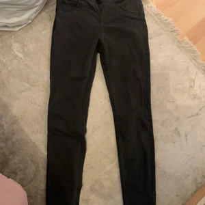 Storlek s - Ett par stretchiga byxor utan gylf eller knapp, enkel o ta på sig. 