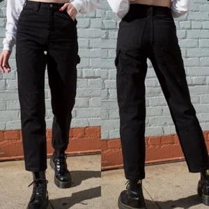 Brandy melville ariana painter pants - Använda Max 3 ggr. Nyskick! St M men passar mindre för en baggiare stil också. Älskar dessa men har ett par nästan exakt likadana därför har jag valt att sälja dessa. Frakt ingår inte! 