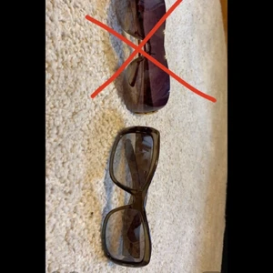 Solglasögon  - Säljer 2 solglasögon som jag köpte för 200kr var🤍 säljer båda för 100 tillsammans + frakt🤍