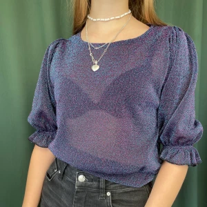 Topp Bik Bok - Glittrig festtopp från Bik Bok! Endast använd en gång. Strl. S