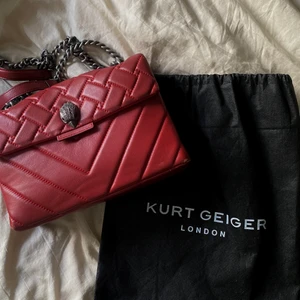 Kurt Geiger väska! - Skit snygg röd väska i en jättebra storlek! Finns ett litet märke på sidan av väskan, därav det bra priset! Köpt för 2500kr NY! Pris kan diskuteras. Köparen står för frakten (kommer nog ligga på runt 80kr)