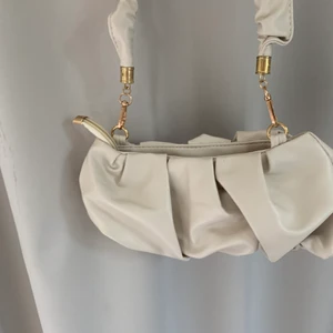 Väska  - Säljer en väska från SHEIN säljer den för jag aldrig använt den säljer den för 50+ frakt