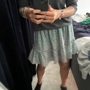 Jättefin kjol - Superfin kjol från loavies, grön med rosa blommor 🌺 . Köp för 300 eller buda i budgivningen, köparen står för frakt❤️ Storlek XS men passar alla då det är stretch i midjan