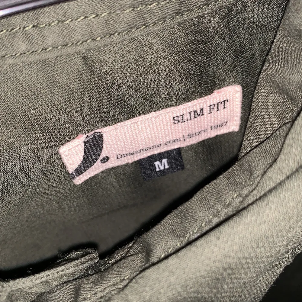 En skjorta i militärgrön aktig färg från Dressman. Använd några gånger men är i fint skick. Denna är i storlek M och är Slim fit modell.. Skjortor.