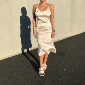 Satinklänning - Satinklänning från shein, stolek S. I väldigt fint skick o bra material