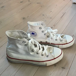 Vita converse - Skorna är knappt använda och därför inte slitna. Det har blivit en liten missfärgning precis vid den röda ”linjen” på vänstra skon men inget som syns när man har på sig skorna. Säljer pga för små. Om intresserad kan jag skicka fler bilder. Köpare står för frakt.