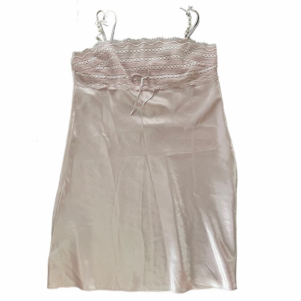 Vintage silkes lingerie klänning i storlek M, passar storlekar S-L. Klänningen kommer från det franska märket Darjeeling. . Klänningar.