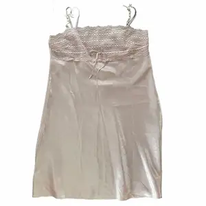 Vintage silkes lingerie klänning i storlek M, passar storlekar S-L. Klänningen kommer från det franska märket Darjeeling. 