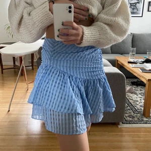 Blå kjol - Säljer denna blåa kjol från HM som är slut hos dem, jättefin kjol som inte använts så mkt i strl 36!!