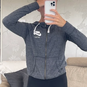 träningströja nike - en grå träningströja med huva samt dragkedja från nike i bra skick! 🤍   storlek: S  kan mötas upp i Falkenberg eller skicka mot 66kr i fraktkostnad🚚