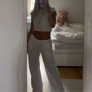 Vita linnebyxor i strl S - Säljer ett par linnebyxor från floryday. Säljer dom pga att dom är lite stora på mig. Dom är oanvända och i bra skick. 100 + frakt💘
