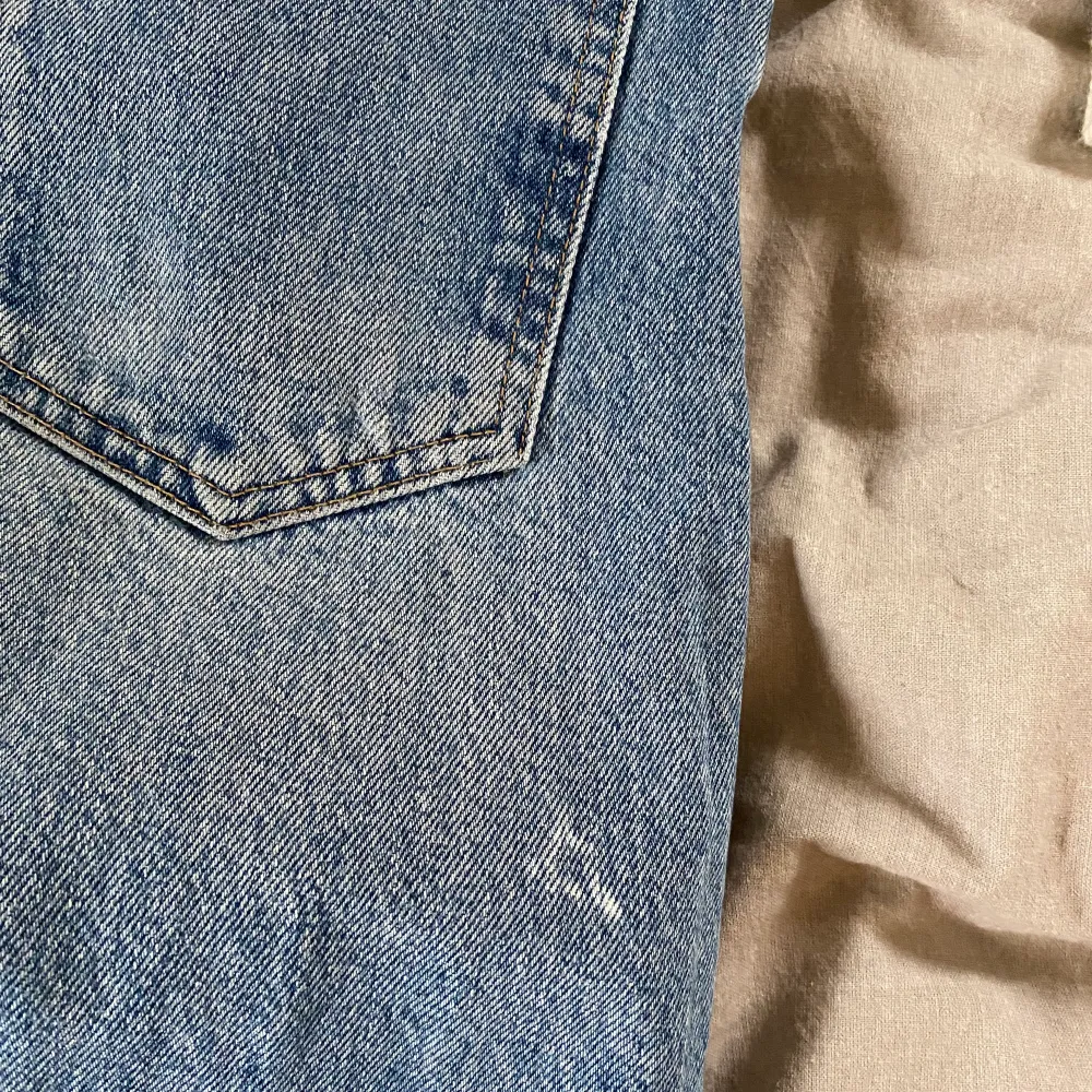 Vida Idun jeans från Gina tricot, är ner till hälarna på mig som är ca 170. Har 2 små vita vita färgningar i tyget som var där när jag köpte dem!❤️. Jeans & Byxor.