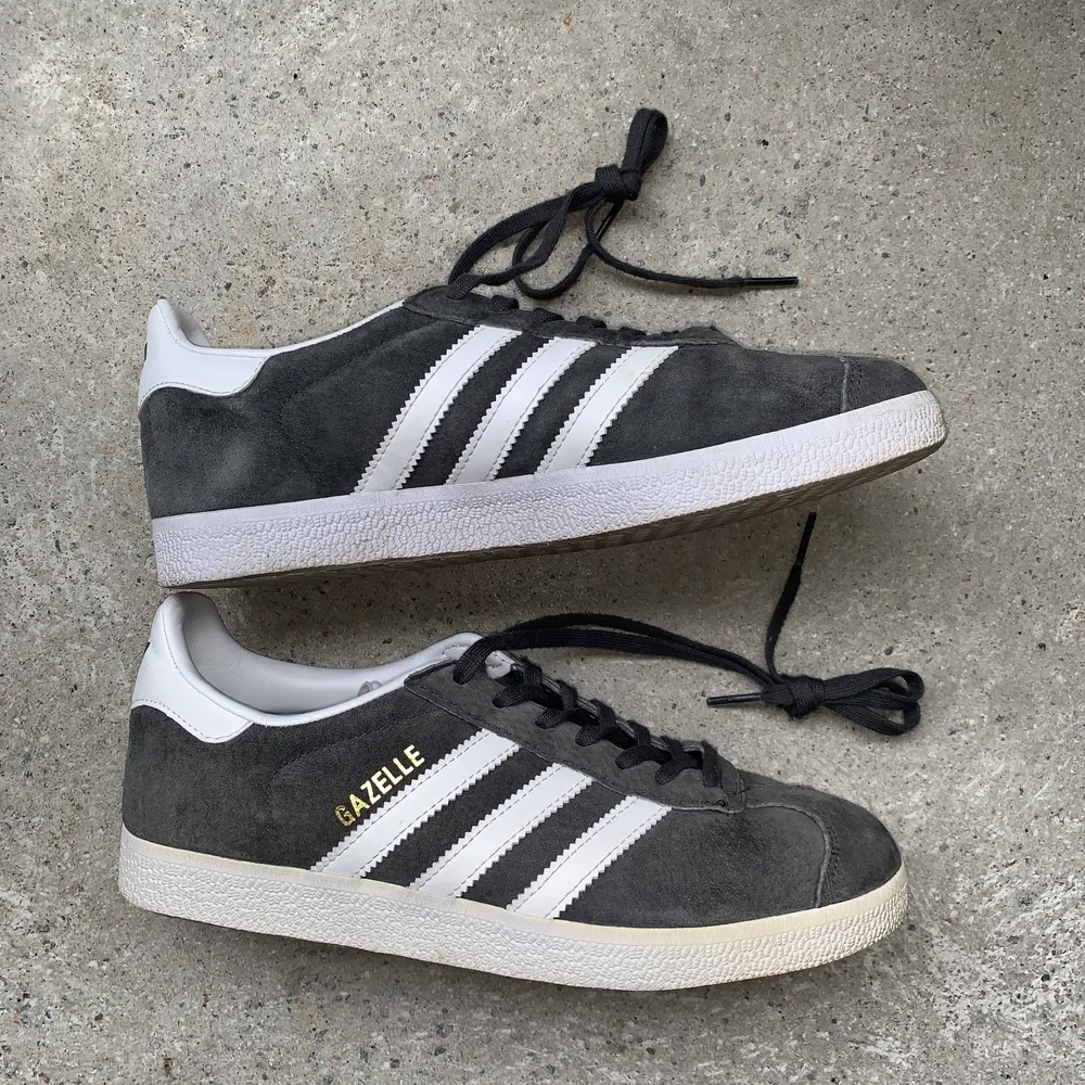 Sneakers från Adidas i modell Gazelle. Gråa med vita ränder. Använda enstaka gånger men är i väldigt bra skick. Unisex storlek (US 5) (UK 4,5) (37 1/3). Pris kan diskuteras. Frakt tillkommer 💌. Skor.