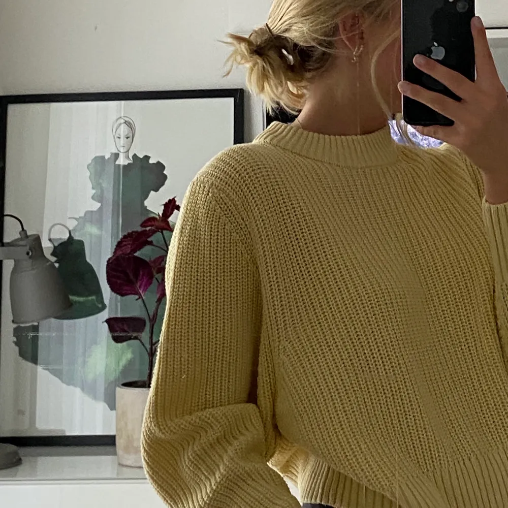 Säljer denna fina stickade tröja från Monki, perfekt nu till hösten. Använd 2 gånger ungefär🌻den är i storlek S men lite stor i stolek så den passar nog en M också. Köparen står för frakt och betalning via swish . Neuleet.
