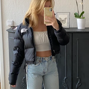 The North Face jacka - Säljer nu min finaste North Face jacka då den blivit för liten. Den är i modellen nuptse cropped och är slutsåld nästan överallt. Den är köpt för nypris ca 2800kr. Den är i XS.