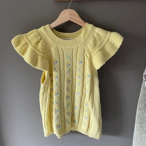 Zara topp - Säljer min fina stickade gula topp från zara💟 Jag köpte den ungefär för ett år sedan och har alldrig kommit till användning💫