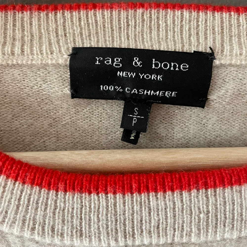 Säljer min mysiga kashmir tröja från ”rag & bone” som tyvärr jag växt ur. Som ni ser så har den ett litet hål inder armen vilket resulterar i det låga priset. Innan jag säljer den kommer jag såklart stryka den💟😊💫. Stickat.