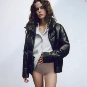 Zara vaderad jacka - Säljer denna vinterjacka från zara, fint skick och värmer jättebra! nypris: 449. skriv privat för fler bilder!