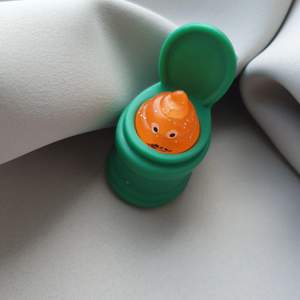 En rolig fidget toy grön snygg orange och lite glittrig man poppar upp självaste bajskorven🙈