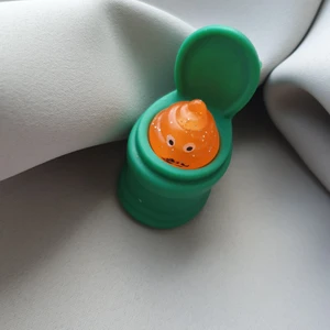 Fidget bajskorv  - En rolig fidget toy grön snygg orange och lite glittrig man poppar upp självaste bajskorven🙈