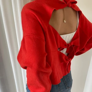 Röd sweatshirt  - Röd sweatshirt med halvöppen rygg. Tröjan är större i halsen men behöver ej sitta som på bilden. Passar stl S