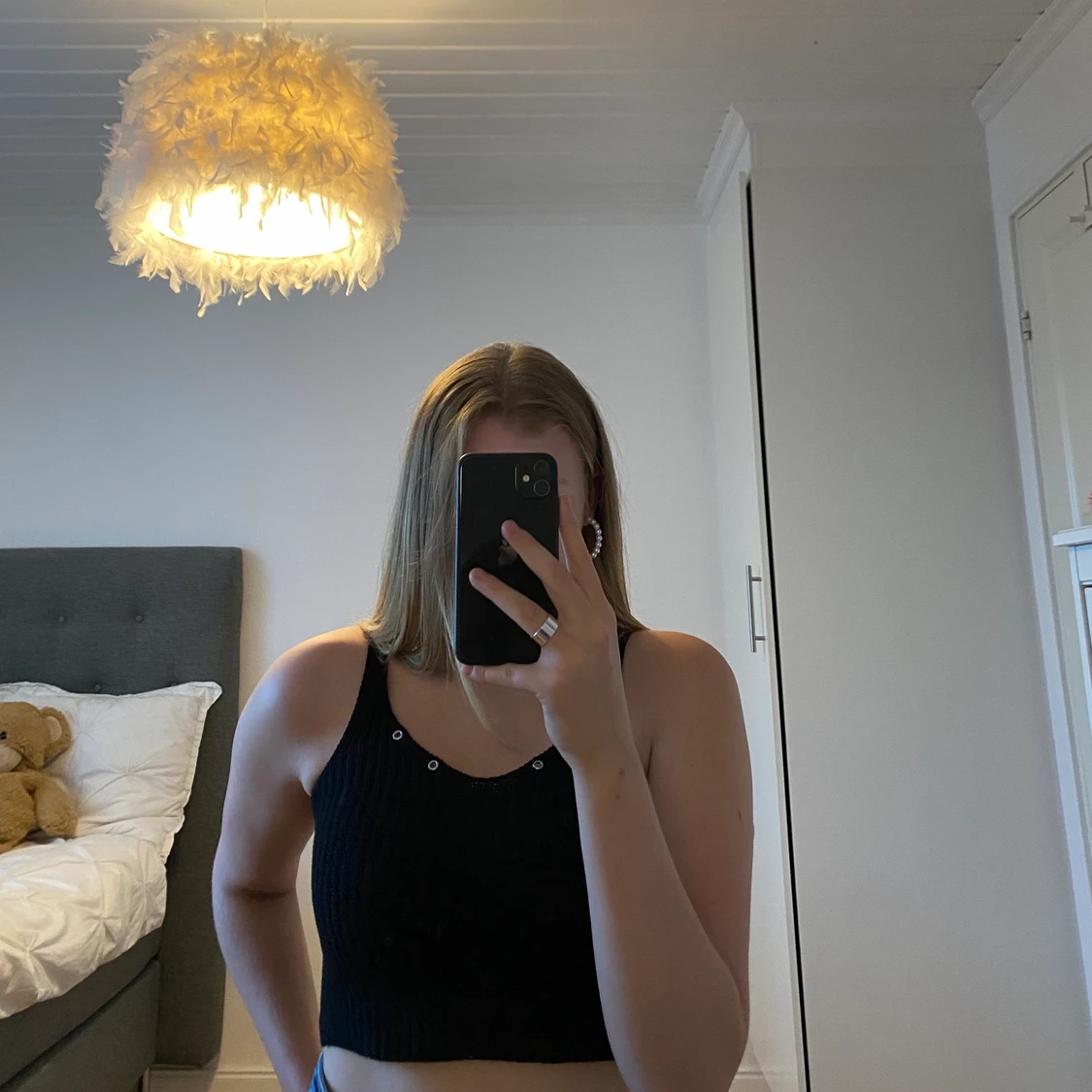 Svart topp med detaljer