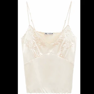 Vitt linne från zara - Vitt linne från zara i storlek S som är från förra årets kollektion. Använd cirka 5 gånger så är i bra skick.