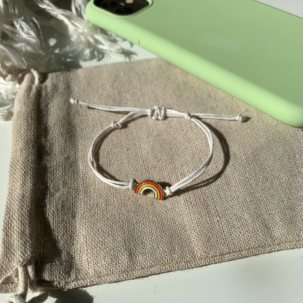 20% rabatt nu under West pride🌈Rainbow cotton bracelet🌈Ännu ett nytt armband av vaxad bomullstråd att bära tillsammans med andra färgglada armband!💗 Välj mellan tre olika färger🤍🖤🍋 Det är reglerbart och standardstorleken är barn/dam . Asusteet.