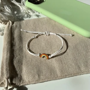 Armband med regnbåge  - 20% rabatt nu under West pride🌈Rainbow cotton bracelet🌈Ännu ett nytt armband av vaxad bomullstråd att bära tillsammans med andra färgglada armband!💗   Välj mellan tre olika färger🤍🖤🍋  Det är reglerbart och standardstorleken är barn/dam 