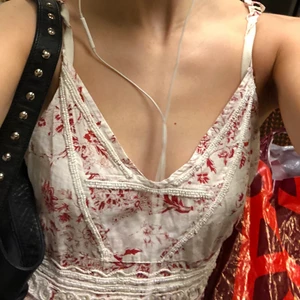 snyggt linne!!! - love it men det är för stort för mig! skulle säga att det passar en m eller s. jag är xs/s. Kan skicka fler och bättre bilder vid intresse🤩😇🤩😇🤩