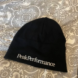 Peak performance mössa - Fin mössa från peak performance i nyskick, använd ett fåtal gånger men används inte längre! Köptes för 350