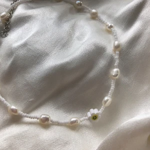 Halsband sötvattenspärlor - Ett justerbart halsband gjort med bl.a. sötvattenspärlor😍 