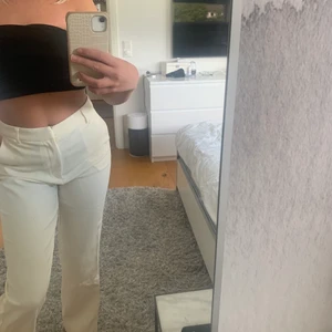 Slutsålda kostymbyxor 🥰 - Gina Tricots helt slutsålda kostymbyxor. Dehär är första gången jag har på mig dessa så dem är helt i nyskick. Säljer pga fick två par. Nypris: 599kr