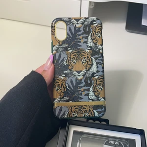 Richmond & Finch iPhone X/XS skal - Jätte fint iPhone X/XS skal från Richmond & Finch. Knappt använt, i jätte fint skick. Frakt ingår ej. Frakt kostnad beror på vad du önskar. 