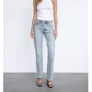 Säljer dessa mid Rise jeans från zara. I storlek 34!❤️ används endast en gång. 