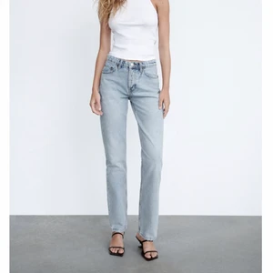 Zara mid Rise jeans - Säljer dessa mid Rise jeans från zara. I storlek 34!❤️ används endast en gång. 