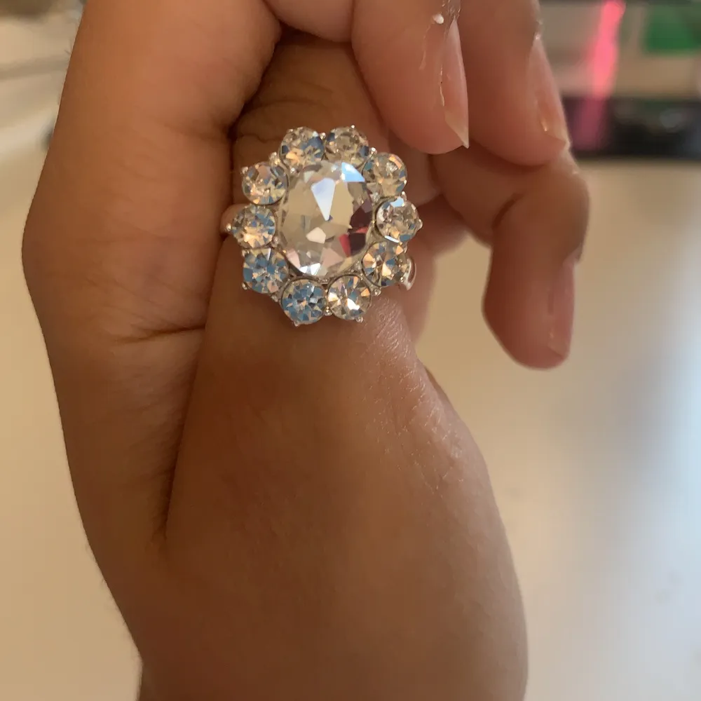 Säljer denna fina ring i silver pga är lite för stor. Inte helt säker på storlek.. Accessoarer.