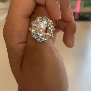 Ring  - Säljer denna fina ring i silver pga är lite för stor. Inte helt säker på storlek.