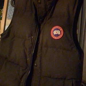 Canada Goose Väst - Kan gå ner i pris vid snabb och smidig affär! Möts upp i västerås eller så står du för frakten. Skriv för fler bilder eller mer info