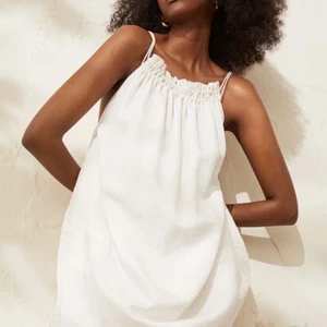 Klänning - As snygg klänning från Hm, aldrig använd då den va lite för kort för mig (är 179), men annars är den super fin på. Om fler bilder önskas, hör av dig till mig så fixar jag de