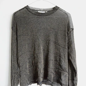 Meshtröja - Tröja i svart mesh med guldtrådar vävt igenom. Lite trasig i sömmen längst ner men planerad att lagas. Jättefint skick 🖤 frakt ingår