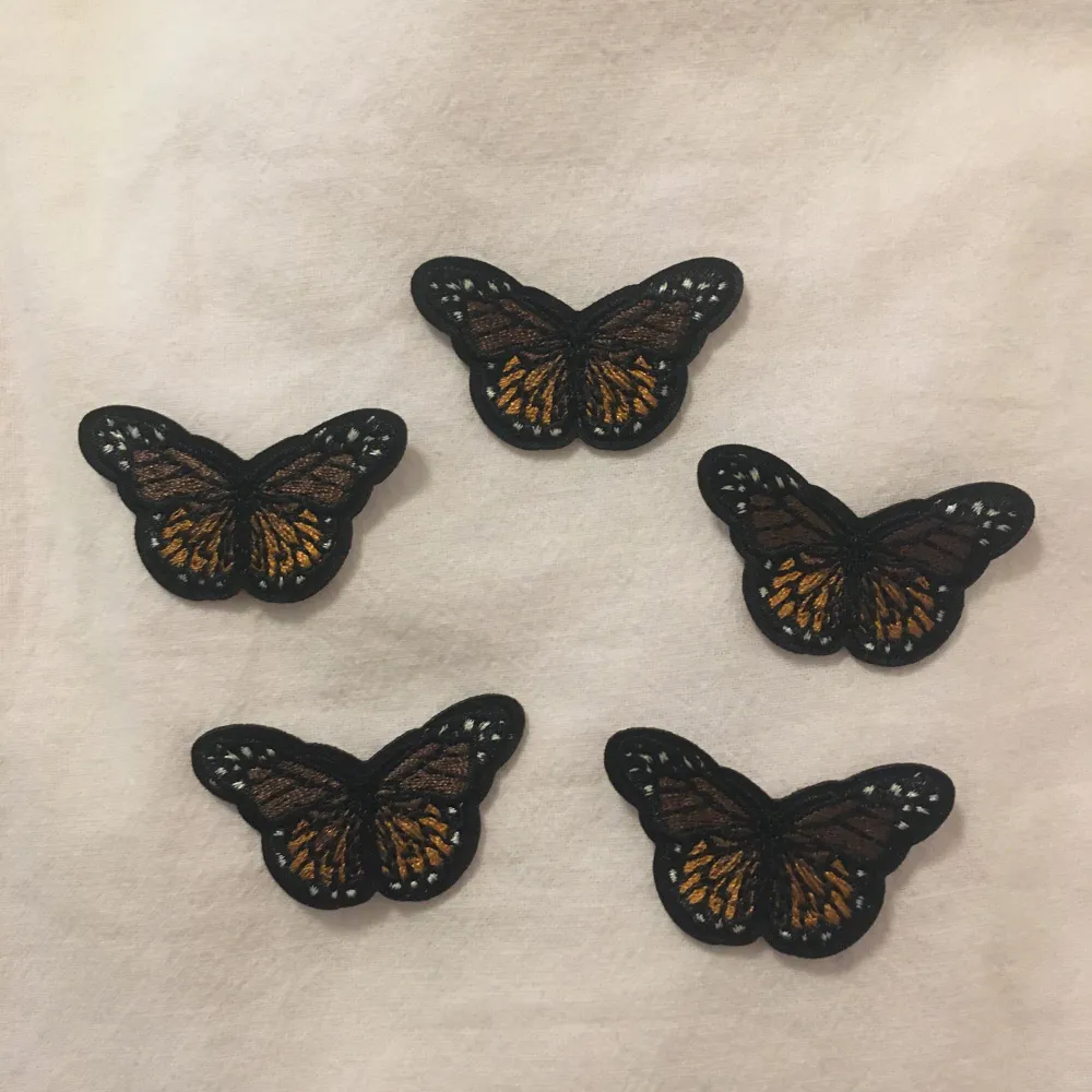 Söta Bruna fjärilar som man kan stryka på kläder permanent 5st :)<3. Accessoarer.