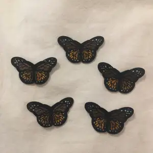 Söta Bruna fjärilar som man kan stryka på kläder permanent 5st :)<3