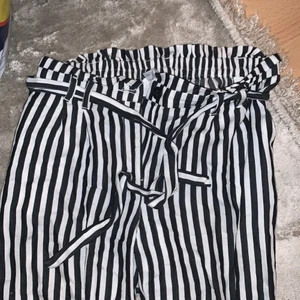 Storlek 170 men får plats som en S - En randig byxa som e ganska stor i storlek, den har ribbade band vid midjan som gör att det blir skönare för magen samt så har den en knapp med gylf och en midjeband som går att knyta till. Ganska bra längd för en som är 164 cm lång