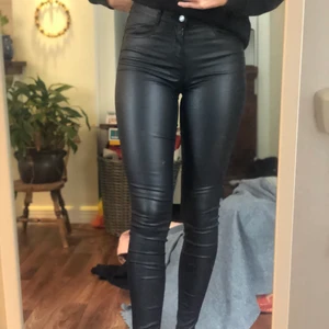 Skinnbyxor - Svarta skinnbyxor från vila i storlek S. Jag är 172 och dessa är bra u längden på mig. Väldigt sköna byxor som är stretchiga och följer kroppen bra. Byxorna är i väldigt fint skick.