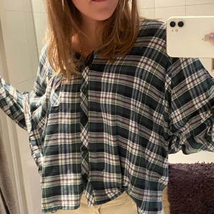 Snygg skjorta - Säljer nu denna snygga skjorta som är från Urban Outfitters! Är i strl S men är oversized. Bra skick! 💖 köpare står för frakten 