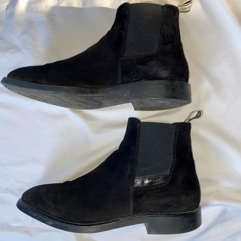 GANT Boots  Färg: Svart Material: Mocka och skinn Modell: James Storlek: 42 Kondition: 7/10 Nypris: 1999 kronor  Fri frakt. Skor.