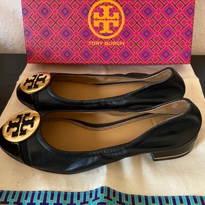 Ballerinas Tory Burch stl 37 - Helt nya - oanvänd. Inköpta på NK ordinarie pris 2999kr. Säljs för 1200kr. Kartong och skopåse ingår 